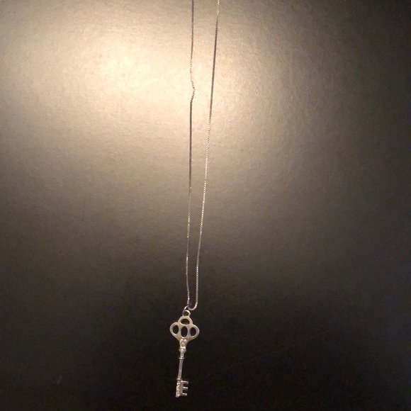 Silver key necklace - Picture 2 of 3